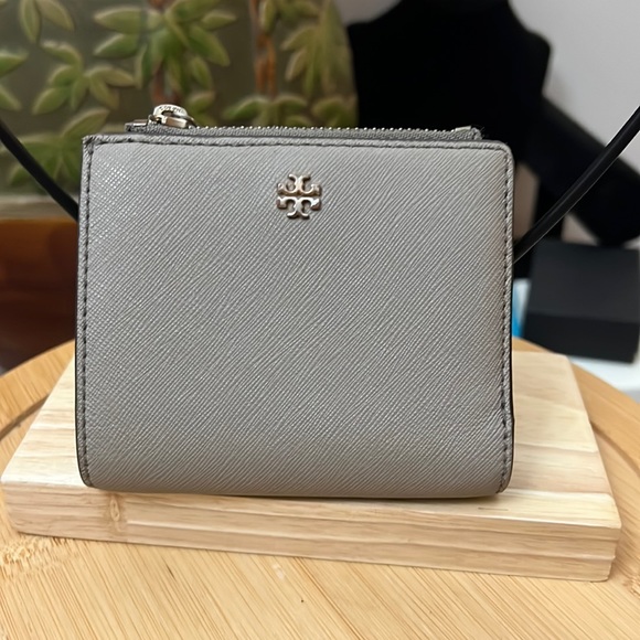 Tory Burch Handbags - TORY BURCH EMERSON LEATHER WALLET